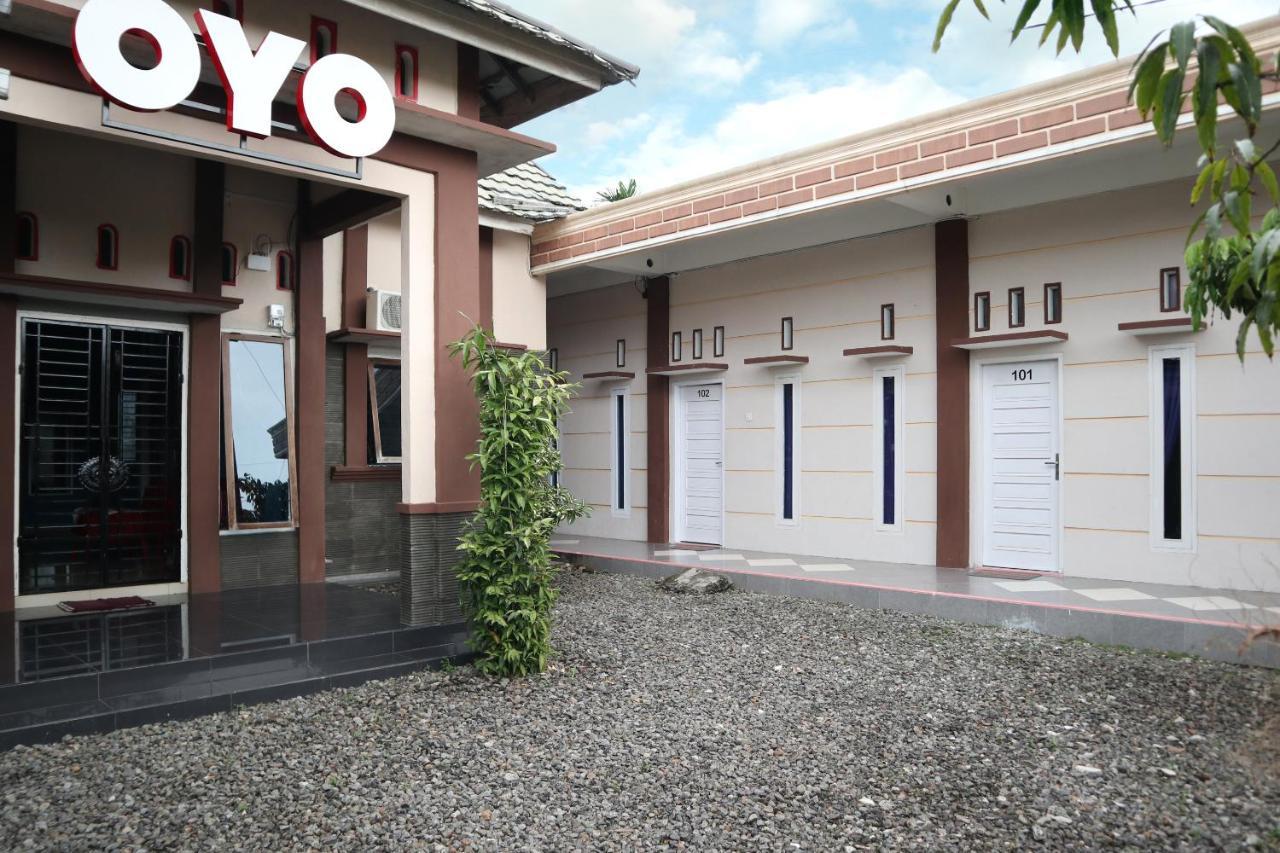 Oyo 2202 Delima Guest House Syariah Padang Kültér fotó